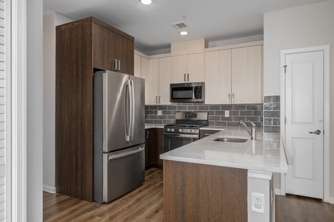 The Metropolitan in Elizabeth, NJ - Building Photo - Interior Photo