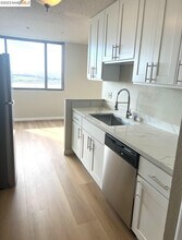 555 Pierce St, Unit 501 in Albany, CA - Building Photo - Building Photo