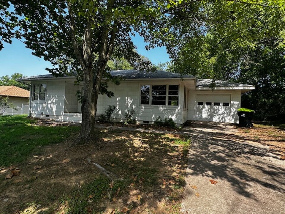 1713 S Scenic Dr in Ada, OK - Building Photo