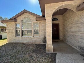 1011 Sapphire St in Laredo, TX - Building Photo - Building Photo
