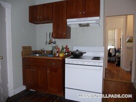 895 Huntington Ave, Unit 5 in Boston, MA - Building Photo