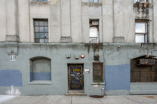 100 Metropolitan Ave in Brooklyn, NY - Building Photo - Building Photo