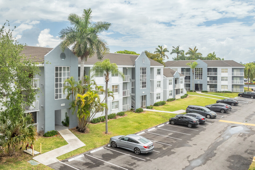 LeClub at Saga Bay in Miami, FL - Foto de edificio