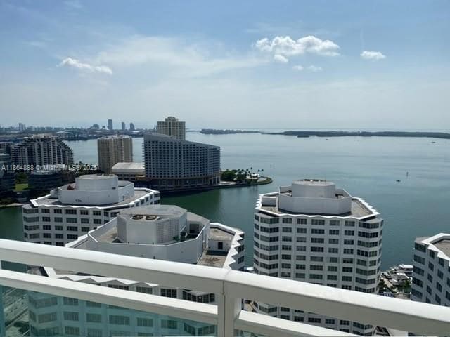 950 Brickell Bay Dr in Miami, FL - Foto de edificio - Building Photo