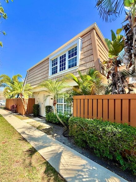 11584 Winchester Dr in Palm Beach Gardens, FL - Building Photo - Building Photo