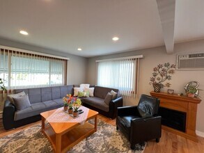8887 N Grace Ave in Niles, IL - Building Photo - Building Photo