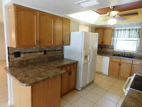 902 Plum Tree Ln in Sarasota, FL - Building Photo - Building Photo