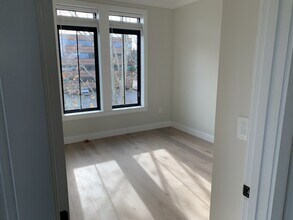 157 Everett St, Unit 303 in Boston, MA - Building Photo - Building Photo