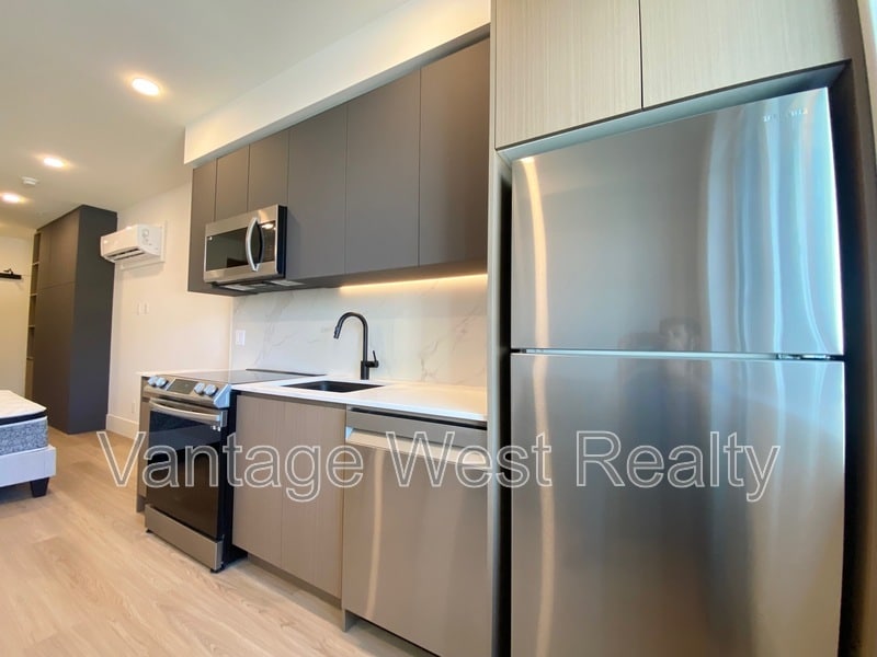 720-720 K. L. O. Rd in Kelowna, BC - Building Photo