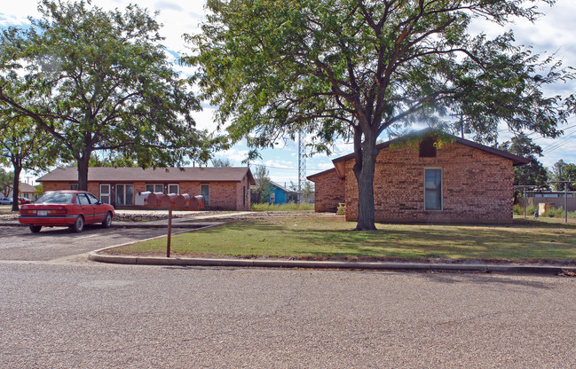 225 N Berkshire Ave in Crosbyton, TX - Foto de edificio - Building Photo