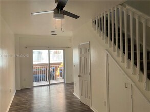 928 SW 3rd St, Unit 203 in Miami, FL - Foto de edificio - Building Photo