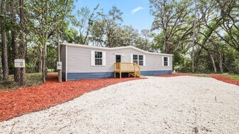 7086 Hilton Dr in Brooksville, FL - Building Photo
