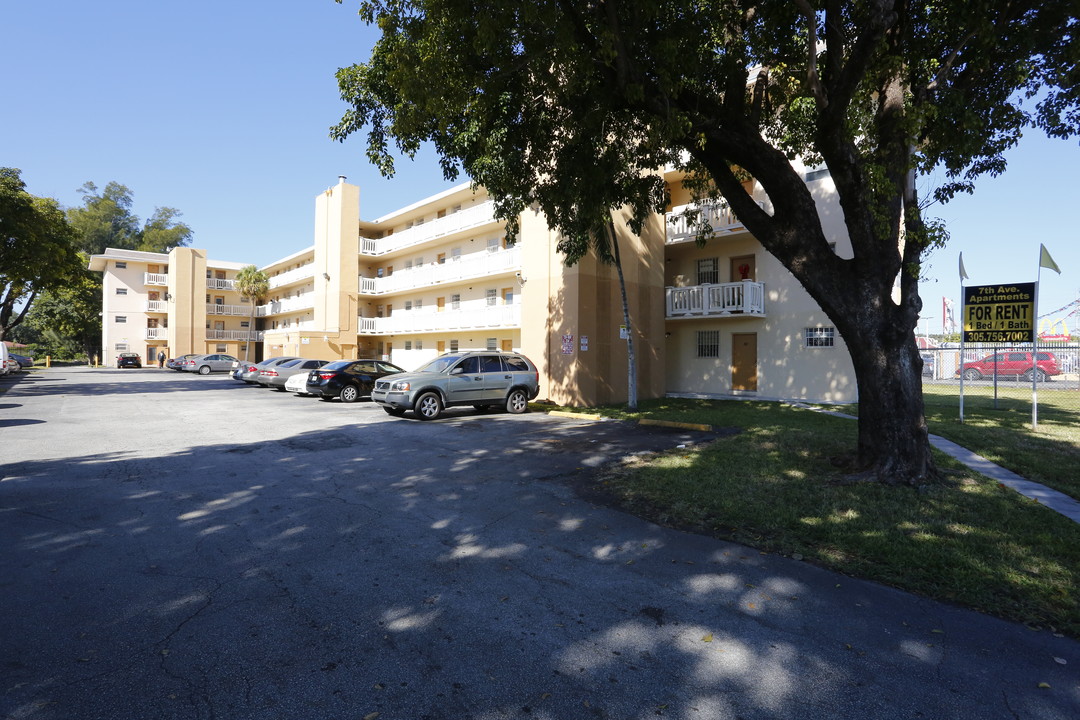 7th Ave. Apartments in Miami, FL - Foto de edificio