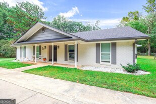 657 Senoia Rd in Tyrone, GA - Building Photo