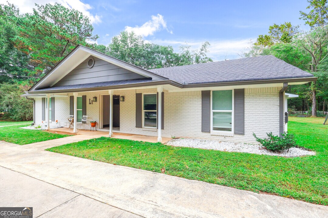 657 Senoia Rd in Tyrone, GA - Foto de edificio