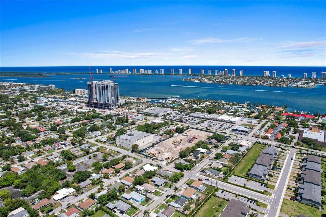 37 Bandol St in Riviera Beach, FL - Foto de edificio