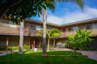 Casa Carmel in Oxnard, CA - Building Photo - Primary Photo