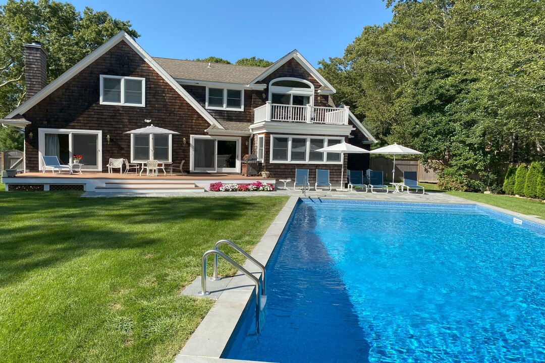 6 Wooded Oak Ln in East Hampton, NY - Building Photo