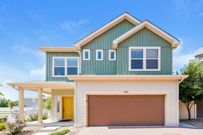 20009 Elgin Dr in Denver, CO - Building Photo