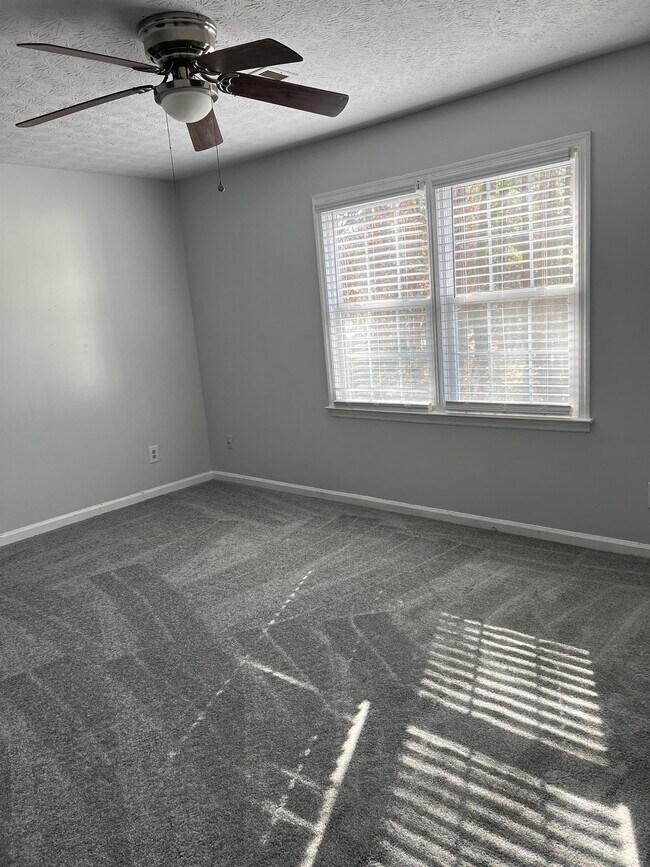 719 Burnt Creek Dr NW in Lilburn, GA - Foto de edificio - Building Photo