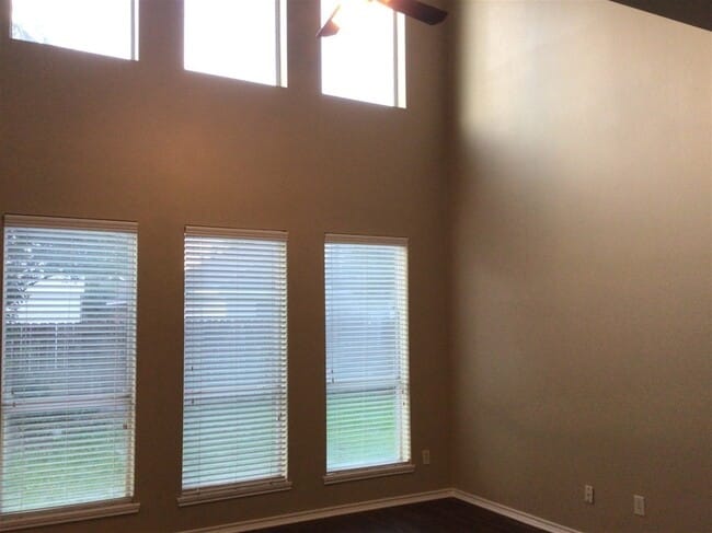 property at 2718 Lakecrest Way Dr