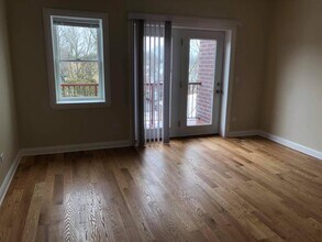 6552 W Roscoe St, Unit 4 in Chicago, IL - Foto de edificio - Building Photo