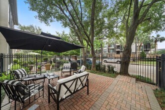 5136 Chevy Chase Dr in Houston, TX - Building Photo - Building Photo