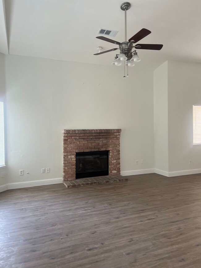 5604 Silver Crossing St in Bakersfield, CA - Building Photo - Building Photo