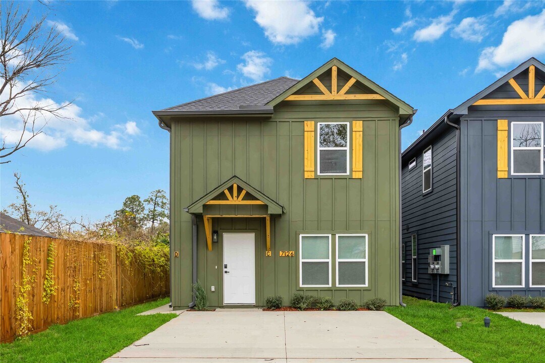 7126 Bywood St in Houston, TX - Building Photo
