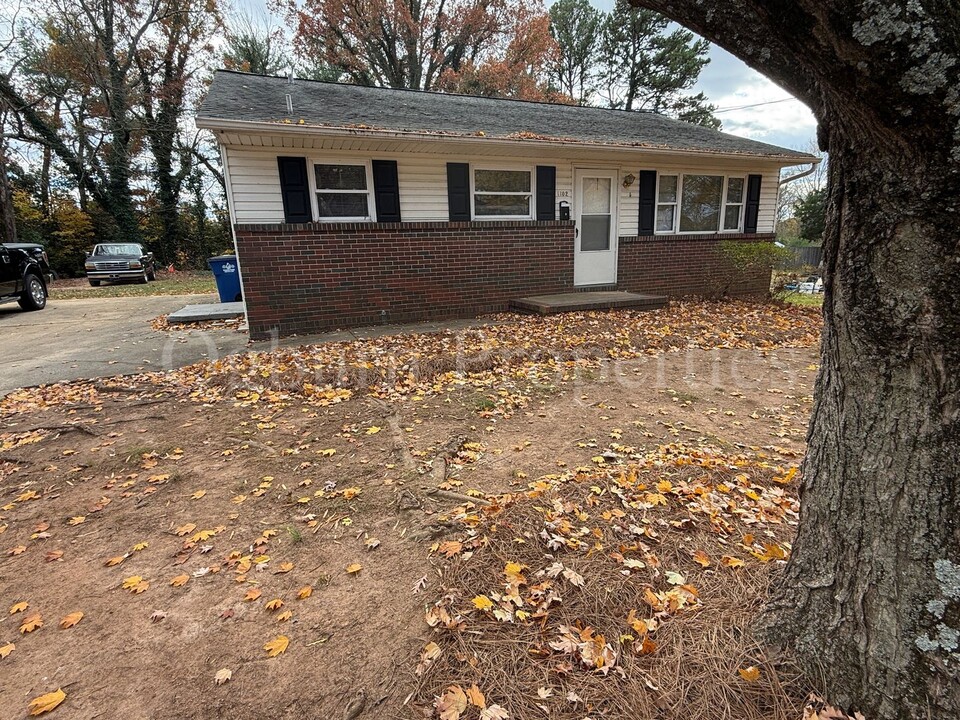 1102 Oak Grove Rd SW in Winston-Salem, NC - Building Photo