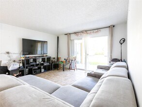 7640 Westwood Dr in Tamarac, FL - Foto de edificio - Building Photo