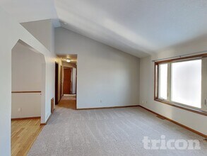 8009 Delano Way in Inver Grove Heights, MN - Building Photo - Building Photo