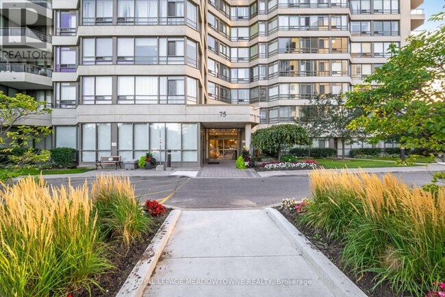 75 King St E in Mississauga, ON - Building Photo - Building Photo