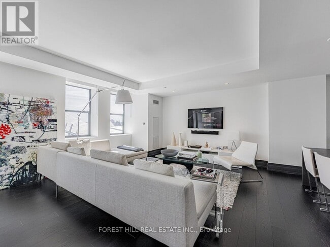 2 Avenue Rd in Toronto, ON - Building Photo - Building Photo