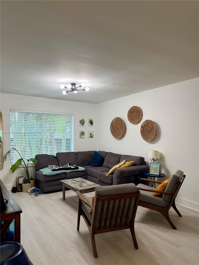 1198 Marseille Dr in Miami Beach, FL - Foto de edificio - Building Photo