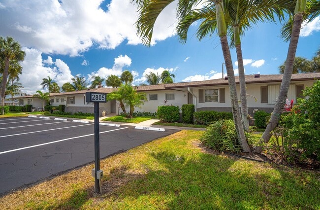2805 Crosley Dr E in West Palm Beach, FL - Building Photo - Building Photo