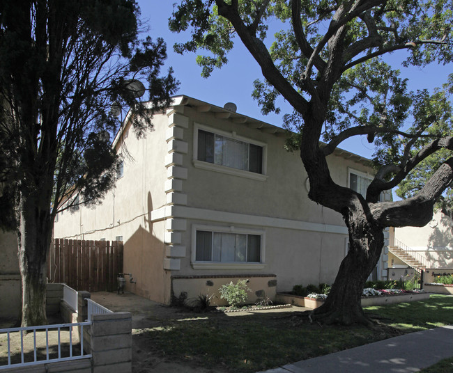 2312 E Santa Fe Ave in Fullerton, CA - Foto de edificio - Building Photo