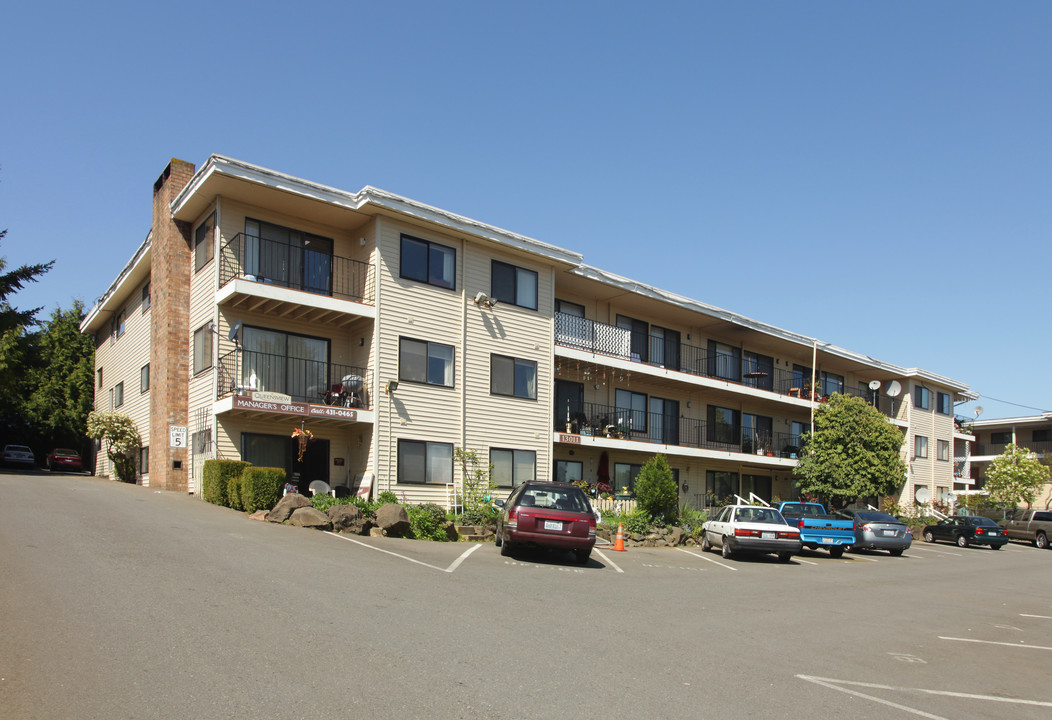 Queensview Apartments in Burien, WA - Building Photo