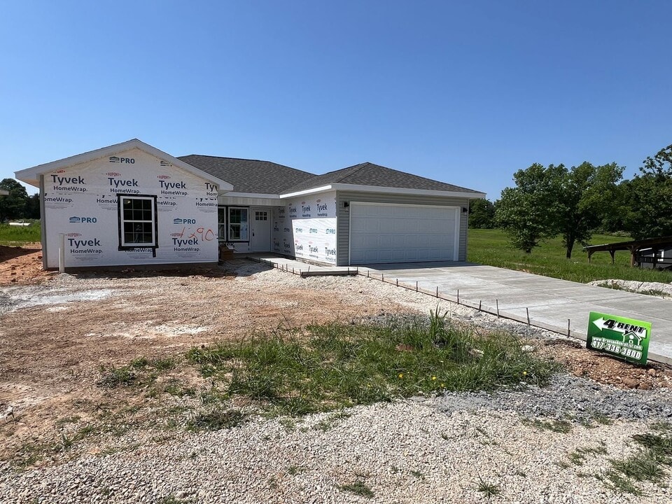 1290 Evergreen Ave in Hollister, MO - Building Photo