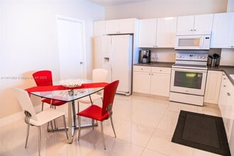 17050 N Bay Rd, Unit Mindy in Sunny Isles Beach, FL - Foto de edificio - Building Photo
