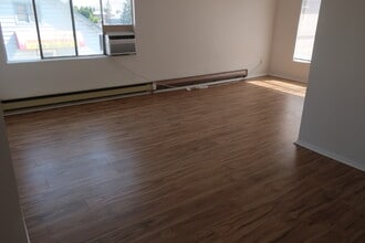 1110 N Miller St, Unit B in Wenatchee, WA - Foto de edificio - Building Photo