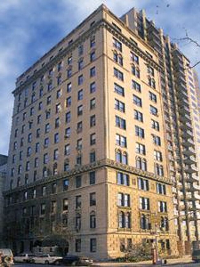 988 5th Ave in New York, NY - Building Photo - Building Photo