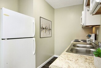 South Terrace Apartments in Cincinnati, OH - Building Photo - Interior Photo