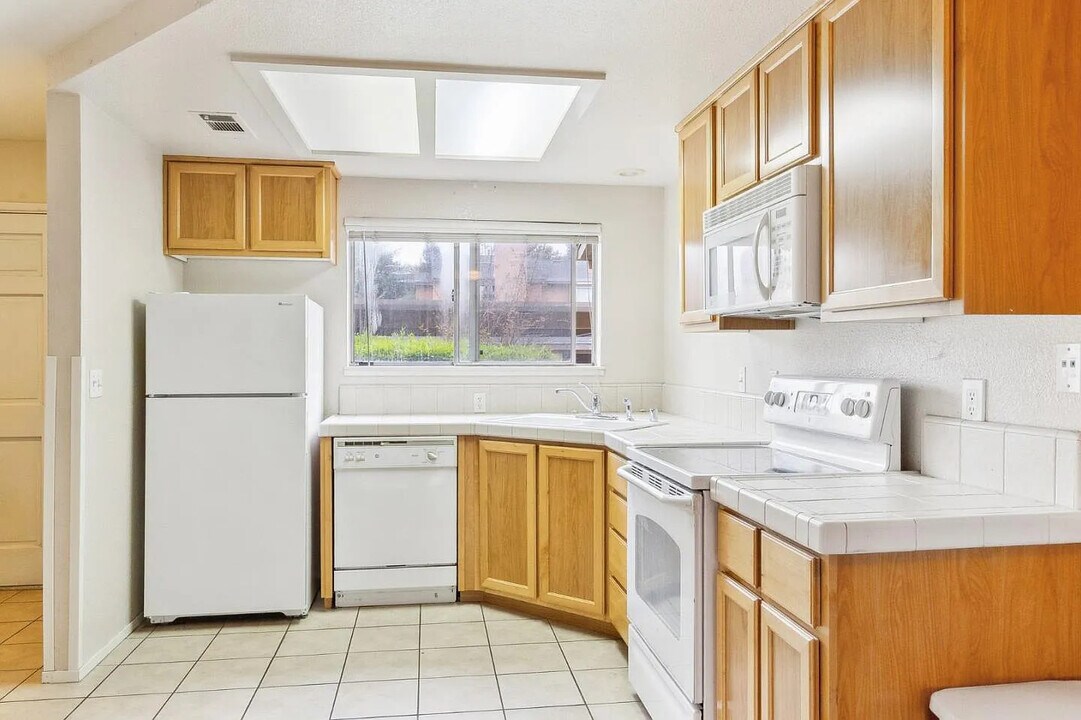 565 Lincoln Ave in Modesto, CA - Building Photo