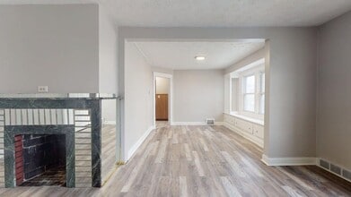 2121 W 105th St in Cleveland, OH - Foto de edificio - Building Photo