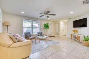 2250 Proctor Rd in Sarasota, FL - Building Photo