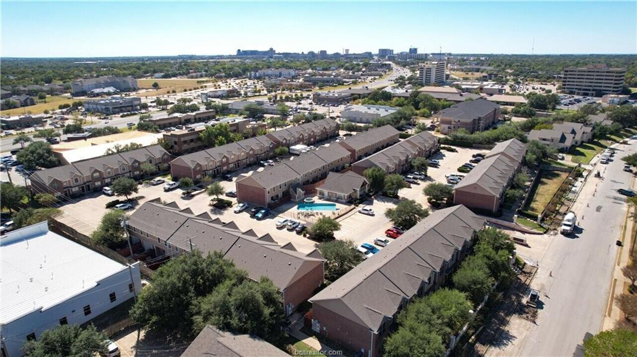 August 2026 Pre-Lease!! Cute 2/2.5 Condo C in College Station, TX - Building Photo