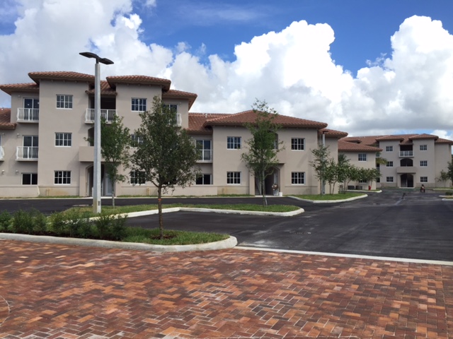 Amelia Oaks in Hialeah, FL - Foto de edificio