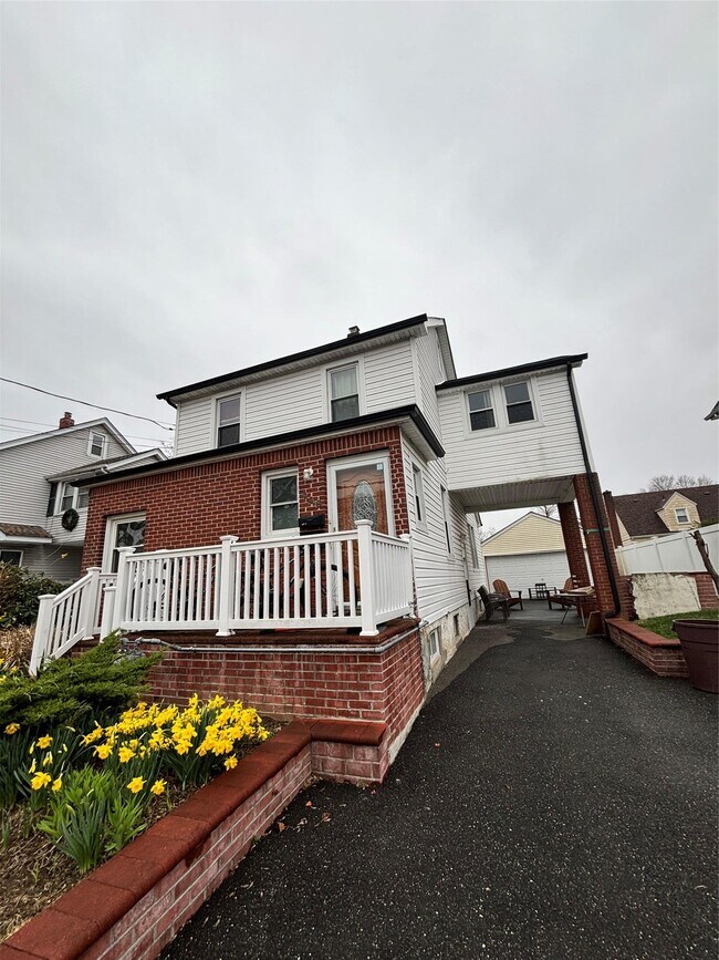 446 Winthrop St in Westbury, NY - Building Photo - Building Photo