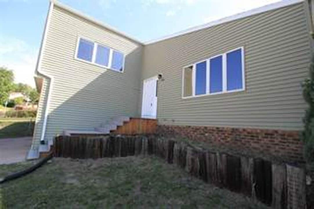 1666 12th St NW in Minot, ND - Foto de edificio